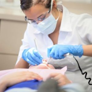 Implant dentaire déroulement contre-indications et budget