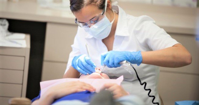 Implant dentaire : déroulement, contre-indications et budget !