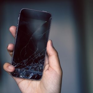 Réparation Smartphone : faire appel à un spécialiste ou le faire soi-même ?