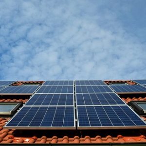 panneaux solaires sur le toit d'une maison